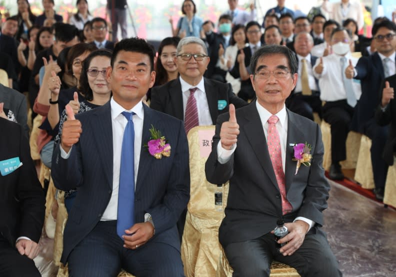 光寶科技董事長宋明峰（左）、光寶科技創辦人宋恭源（右）。蘇義傑攝
