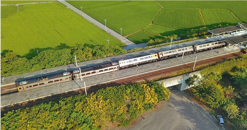 花東鐵路因3座橋梁移位，預估要花1個月以上才能全線復駛。圖為強震導致東里火車站的鐵軌彎曲變形，列車車廂翻側傾斜。（圖／中新社）