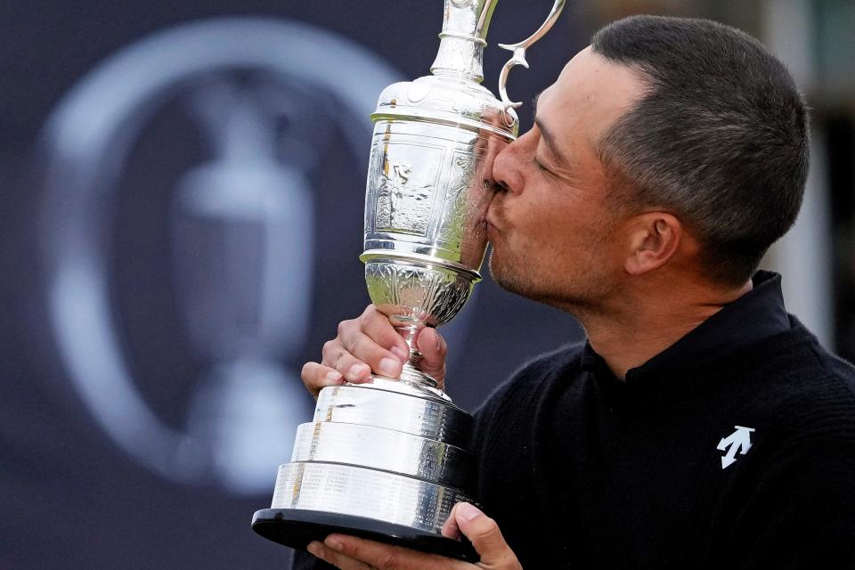 21 de julio de 2024; Ayrshire, SCT; Xander Schauffele celebra con Claret Jug después de ganar el torneo de golf Open Championship en Royal Troon. Crédito obligatorio: Jack Gruber-USA TODAY Sports