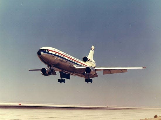 DC-10 prototype landing.