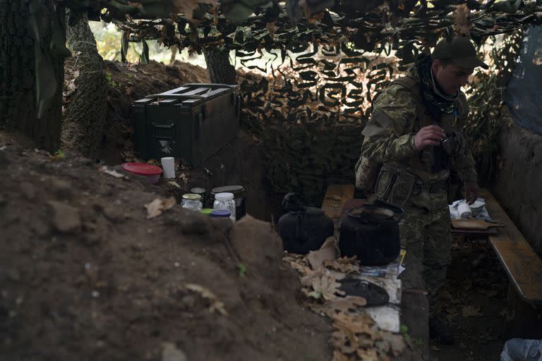 Un soldado ucraniano revisa las trincheras excavadas por los rusos en una zona recuperada por las tropas de Kiev en la región de Kherson

