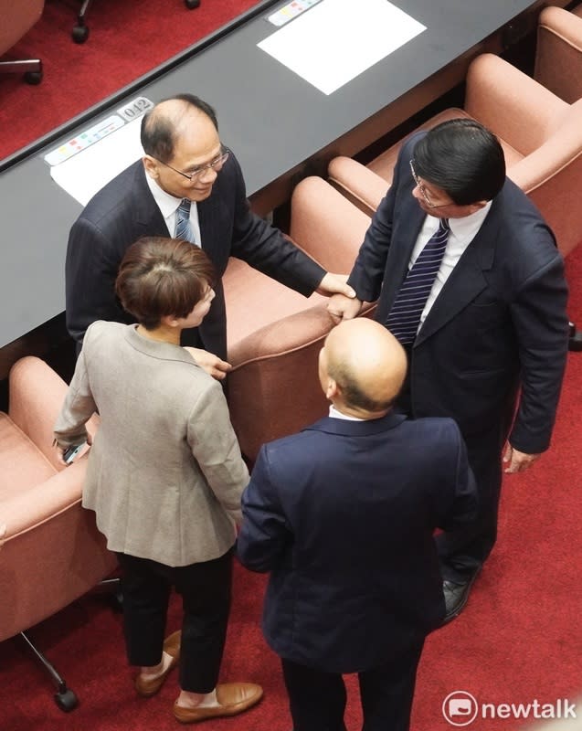 游錫堃在議場內和立委道別，右下為新任立法院長韓國瑜。   圖：張良一/攝