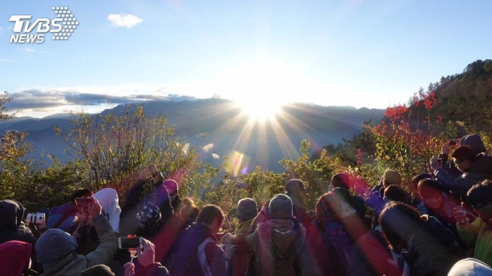 圖為阿里山曙光美景。圖／觀光局提供