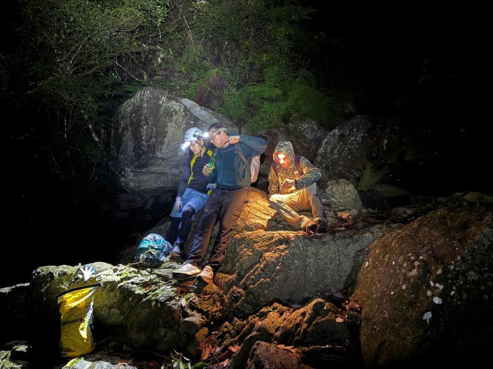 2外籍登山客虎山溯溪迷 途，救難人員花8小時將人救出。（圖：消防局提供）