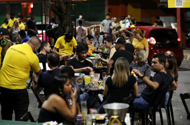 FOTO DE ARCHIVO: Gente disfruta en un bar después de que se emitió un decreto del municipio de Manaos que determinó restricciones horarias en bares y restaurantes en medio del brote de COVID-19 en Manaos, Brasil. 25 de septiembre de 2020.