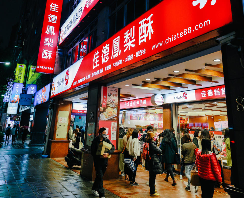 台灣老字號糕餅店佳德鳳梨酥，店鋪門口總是大排長龍，人氣非常旺。（郭吉銓攝）