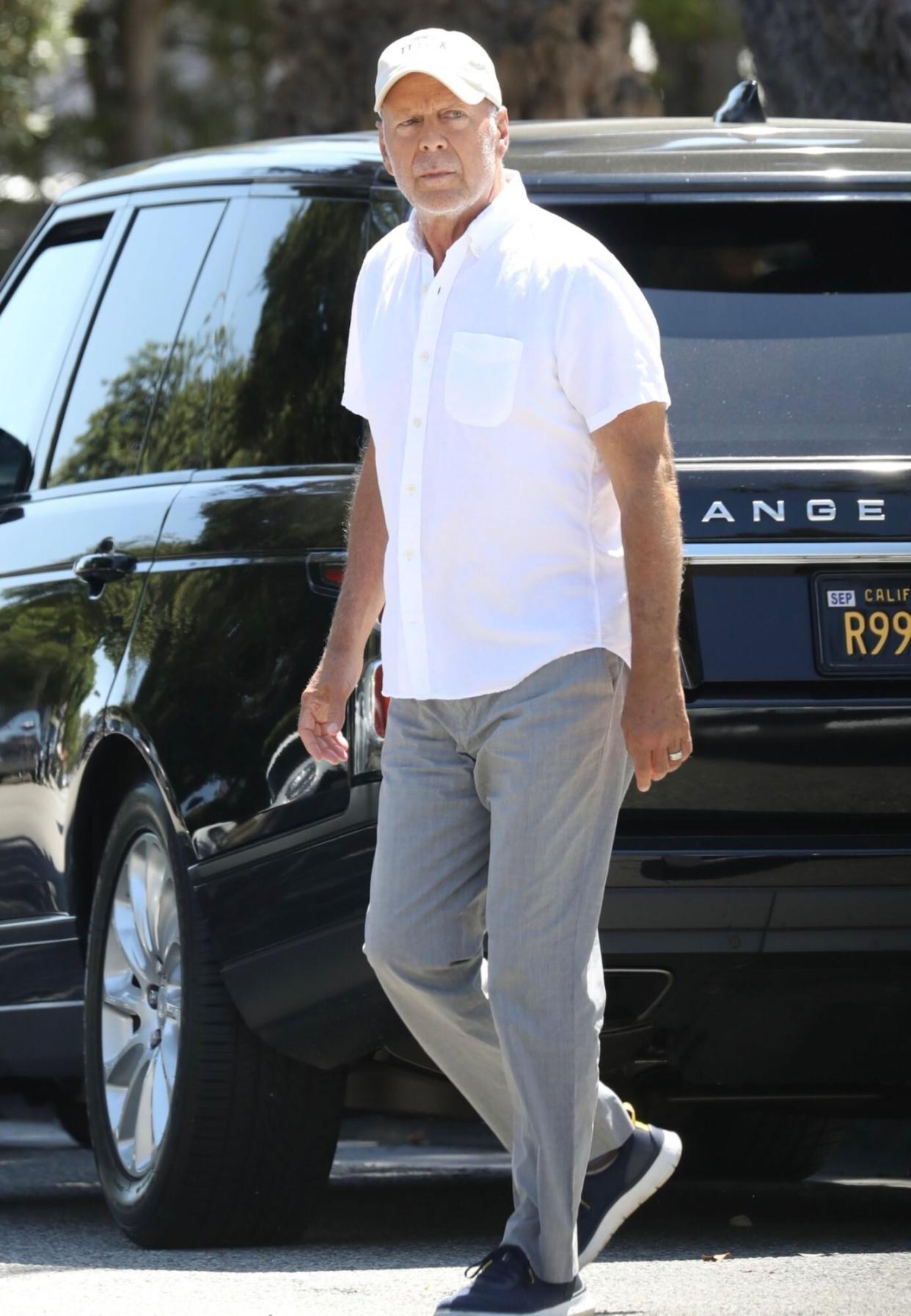 Santa Monica, CA - *EXCLUSIVE* - Bruce Willis is looking healthier than ever as we spot him having breakfast and running a few errands throughout Santa Monica with a friend. Pictured: Bruce Willis BACKGRID USA 3 SEPTEMBER 2022 BYLINE MUST READ: LESE / BACKGRID USA: +1 310 798 9111 / usasales@backgrid.com UK: +44 208 344 2007 / uksales@backgrid.com *UK Clients - Pictures Containing Children Please Pixelate Face Prior To Publication*