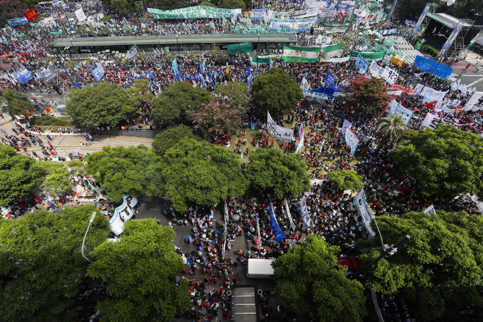 FOTOS: Tensión social en Argentina por protestas contra Macri