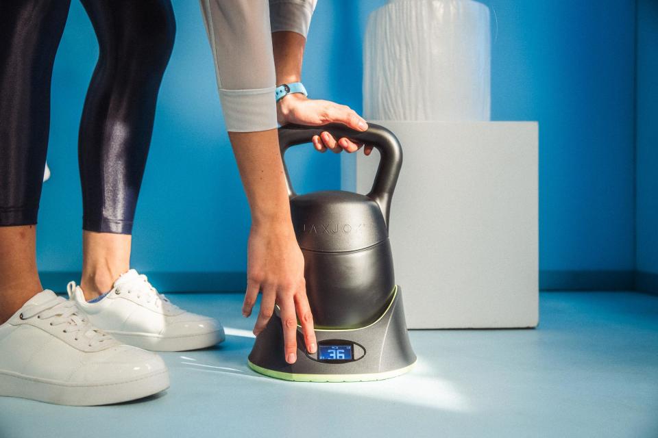 The smart kettlebell digitally adjusts to six different weights in seconds (JaxJox)