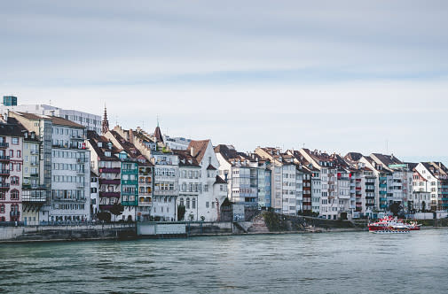 <p>Pour un séjour placé sous le signe de l’art, la ville suisse est tout indiquée ! Il est agréable de se balader dans les ruelles étroites de la vieille ville pour découvrir la cathédrale Basler Münster et l’hôtel de ville rouge flamboyant. Mais Bâle, ce sont aussi et surtout ses centres culturels contemporains. Parmi eux, le Kunstmuseum (Musée des Beaux-Arts) et la fondation Beyeler située dans des bâtiments dessinés par Renzo Piano. </p><p>À 1h05 de vol au départ de Paris.</p><br>