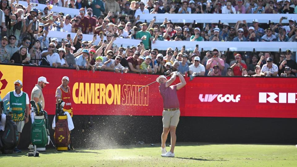 Fans cheer wildly as Cameron Smith tees off