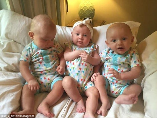 <p>Para a mamãe <b>Kate Tipton</b> o nascimento dos trigêmeos foi uma grande surpresa, principalmente pelos quilos que eles nasceram. <br></p><p>No mês passado, Kate deu à luz aos segundos trigêmeos de mais peso na história do mundo.</p><p>Os bebês Jack, Stella e Lucas Tipton nasceram pesando 3,2 kg, 2,8 kg e 2,5 kg respectivamente. Juntando tudo, dá cerca de 8,7 kg. Ou seja, essa mãe estava carregando muito peso na barriga. </p><p>Kate e seu marido Caleb chegaram até a consultar o livro Guinness World Record e descobriram que seus bebês ficaram em segundo lugar de mais pesados por apenas cerca de 1 kg. </p><p>Os trigêmeos mais pesadas no registro nasceram na Califórnia em 2004, com um peso somado de 9 kg.<br><br>Kate diz que realmente havia sinais de que ela estava carregando bebês bem pesados. Ela disse que não era nada parecido com a gravidez das outras duas filhas: Sophia, agora com nove anos, e Aubrey, agora com oito.</p><p>“Eu me levantava e escutava, literalmente, meus quadris fazendo aquele barulhinho de crack”, afirma. <br><br>“Eu teria chorado todos os dias se foi o meu corpo passando por isso”, acrescentou o pai das crianças, Caleb.</p><p>Depois dessa surpresa, os pais contam que agora a batalha é diária, afinal, são três bebês para cuidar ao mesmo tempo. </p><p>Vem ver na galeria imagens dessa linda família! </p>