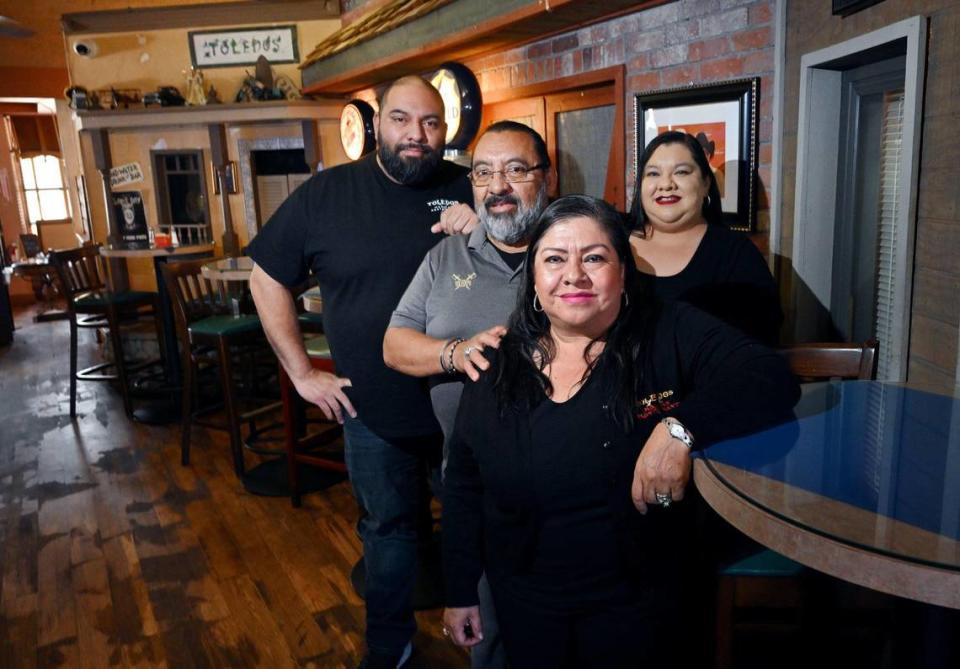 Sam y Martha Toledo, en el centro, con sus hijos adultos Jesse, a la izquierda, y Carmen Toledo, a la derecha, fotografiados el martes 26 de marzo de 2024 en el local del restaurante mexicano Toledo's en Shaw Avenue, en Clovis. ERIC PAUL ZAMORA/ezamora@fresnobee.com