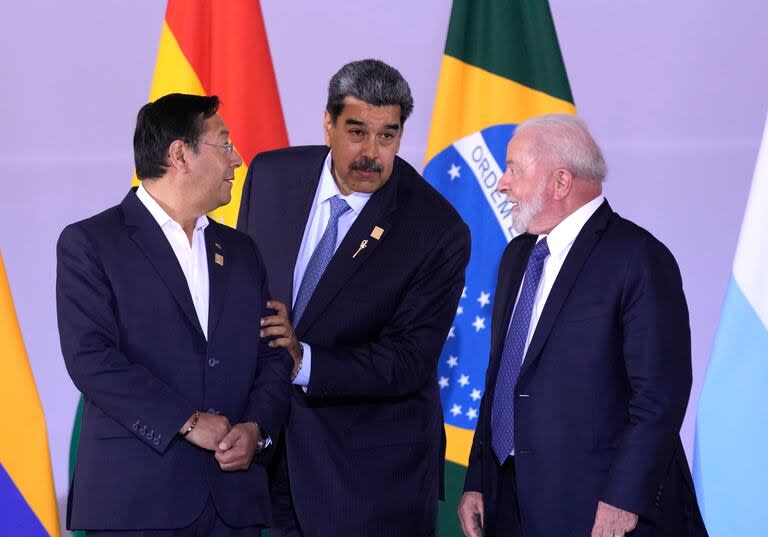 El presidente de Bolivia, Luis Arce; el de Venezuela, Nicolás Maduro, y el de Brasil, Luiz Inacio Lula da Silva, en un encuentro en Brasilia. (AP/Andre Penner)