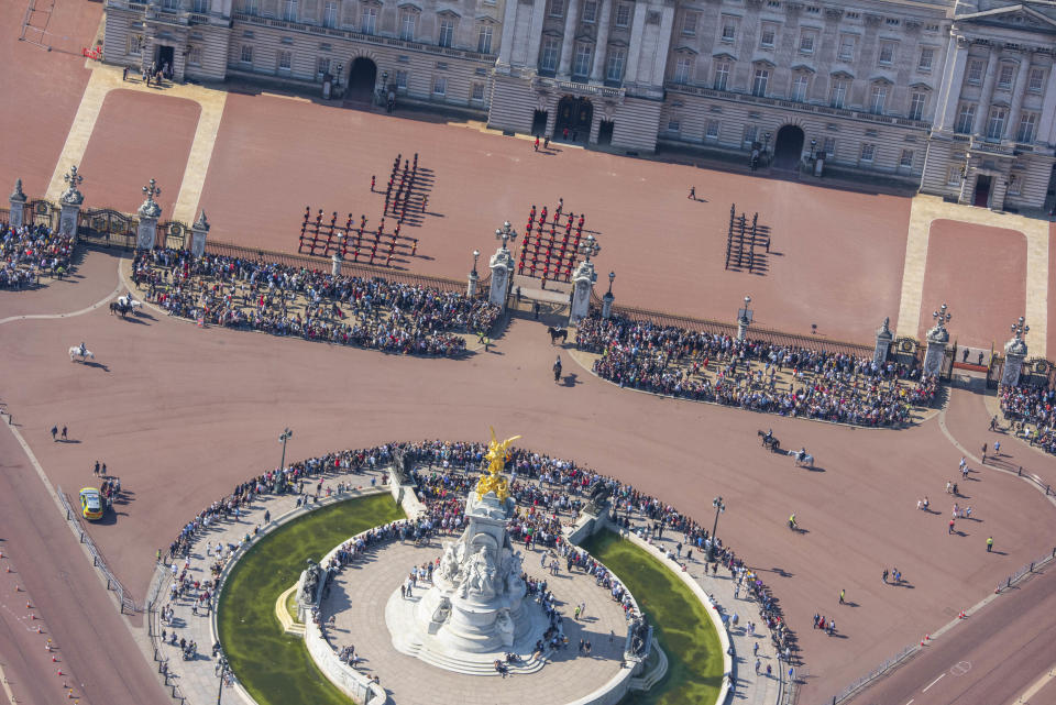 The guards and tourists at Buckingham Palace and Victoria Memorial. (Photo: Jason Hawkes/Caters News)