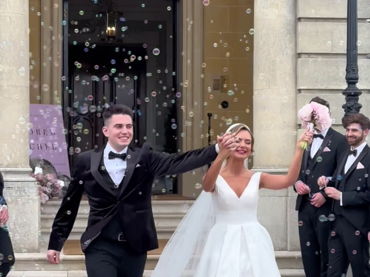 Rachel and Andy Powell leaving their wedding. (swns)