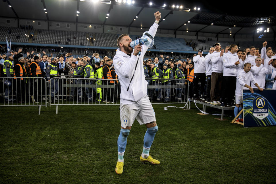 El defensor Pontus Jansson del equipo de fútbol de Malmö habla mientras celebra la victoria contra el Elfsborg en el estadio Eleda en Malmö, Suecia, el 12 de noviembre de 2023. (Betina Garcia/The New York Times)