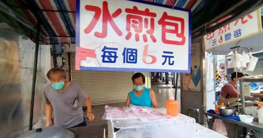 第一市場的6元水煎包，業者江大哥說，他從4個10元開始賣，42年過去現在一個6元，什麼都漲價只有薪水沒漲，他薄利多銷不漲價。(吳建輝攝)