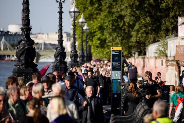 Mourners queuing for the Queen down the Thames (Photo: SOPA Images via Getty Images)