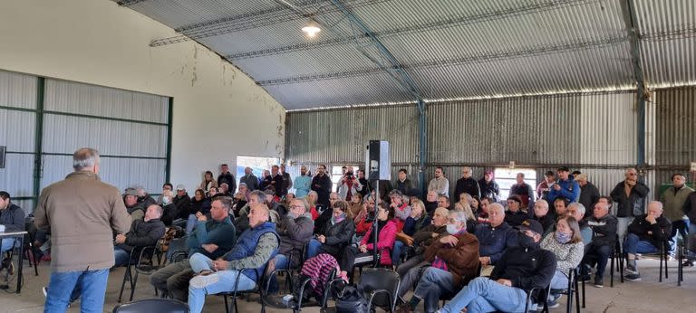 Una reunión de productores en Carlos Casares, provincia de Buenos Aires, para analizar la conformación de una comisión vial junto al municipio