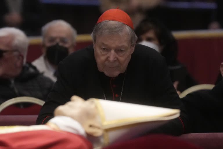 El cardenal australiano George Pell, junto al cuerpo del papa emérito Benedicto XVI, durante su capilla ardiente, en la Basílica de San Pedro, en el Vaticano, el 3 de enero de 2023. (AP Foto/Gregorio Borgia)