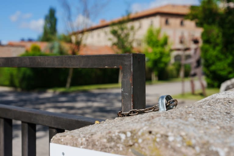 Un candado protege la entrada al Convento de Santa Clara de Belorado, cerca de la ciudad española de Burgos, el 19 de junio de 2024 (César Manso)