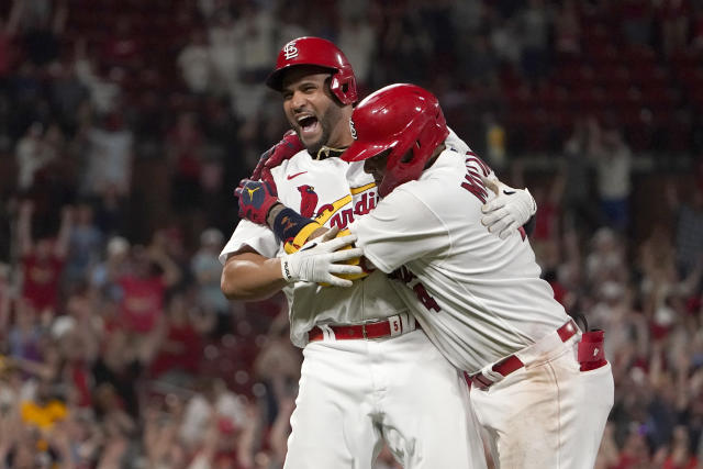 Cardinals reliever Gallegos gets wiped down by umpire after using