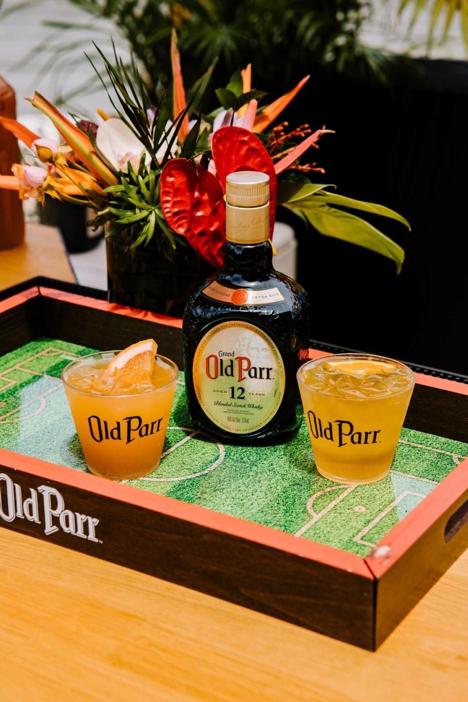 Cóctel Goalden Hour de Old Parr Whisky, incluido el cóctel Olé Olé (izquierda) creado por Roberto Carlos y Gol Parr