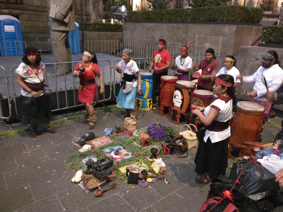 El altar es el punto focal de la danza, y en él se representan las cuatro direcciones, y siempre está cuidado por las sahumadoras. Foto: Maribel Barros