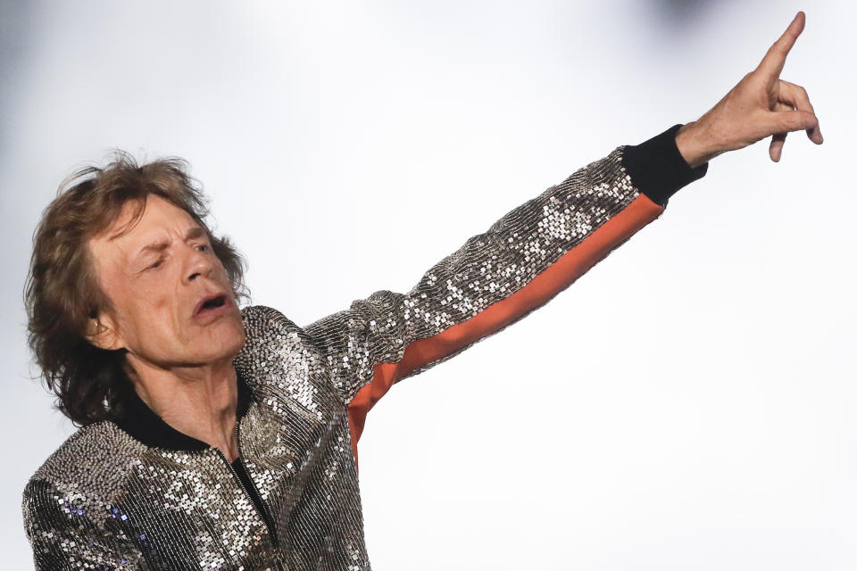 <p>Der Mann ist ein wandelnder Müsli-Riegel: Mick Jagger bewies zum Europatour-Auftakt in Hamburg, dass er sich noch immer so geschmeidig bewegen kann wie eh und je. Kein Weg ist ihm zu anstrengend, keine Tanzeinlage zu schwierig. Von Konzertbeginn um 20:30 Uhr bis zum letzten verklungenen Ton um 22:50 hetzte der 74 Jahre alte Jagger ohne Unterbrechung über die Bühne und löste damit sicher bei so manchem Mittdreißiger Neidgefühle aus. (Bild: AP Photo) </p>