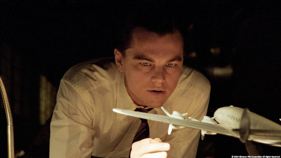 The Aviator (2004).- Ganadora de 5 Premios Oscar, esta obra dirigida por Martin Scorsese y que tenía a Leonardo DiCaprio interpretando a Howard Hughes también contiene importantes errores difíciles de no notar.