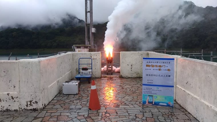 水利署把握鋒面快速通過台灣機會於石門水庫施作人工增雨。（圖／經濟部提供）