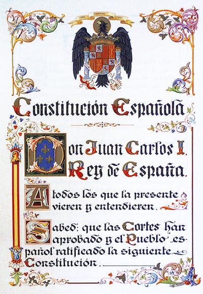 Primera página de la Constitución española de 1978. <a href="https://es.wikipedia.org/wiki/Archivo:Constituci%C3%B3n_Espa%C3%B1ola_de_1978.JPG" rel="nofollow noopener" target="_blank" data-ylk="slk:Cortes Constituyentes / Wikimedia Commons;elm:context_link;itc:0;sec:content-canvas" class="link ">Cortes Constituyentes / Wikimedia Commons</a>