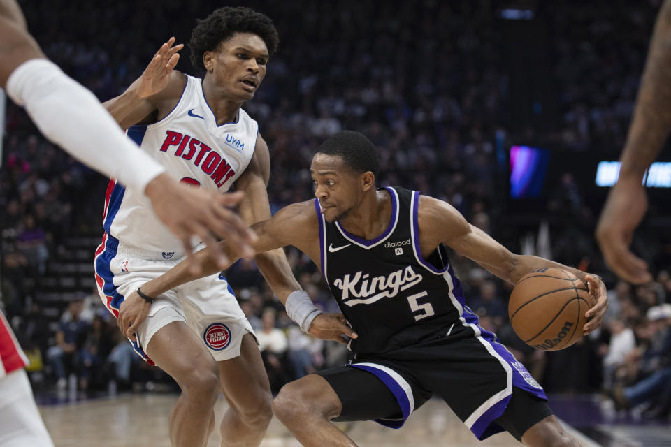 Detroit Pistons forward Ausar Thompson defends against Sacramento Kings guard De'Aaron Fox (5) during the first half of an NBA basketball game in Sacramento, Calif., Wednesday, Feb. 7, 2024. (AP Photo/José Luis Villegas)