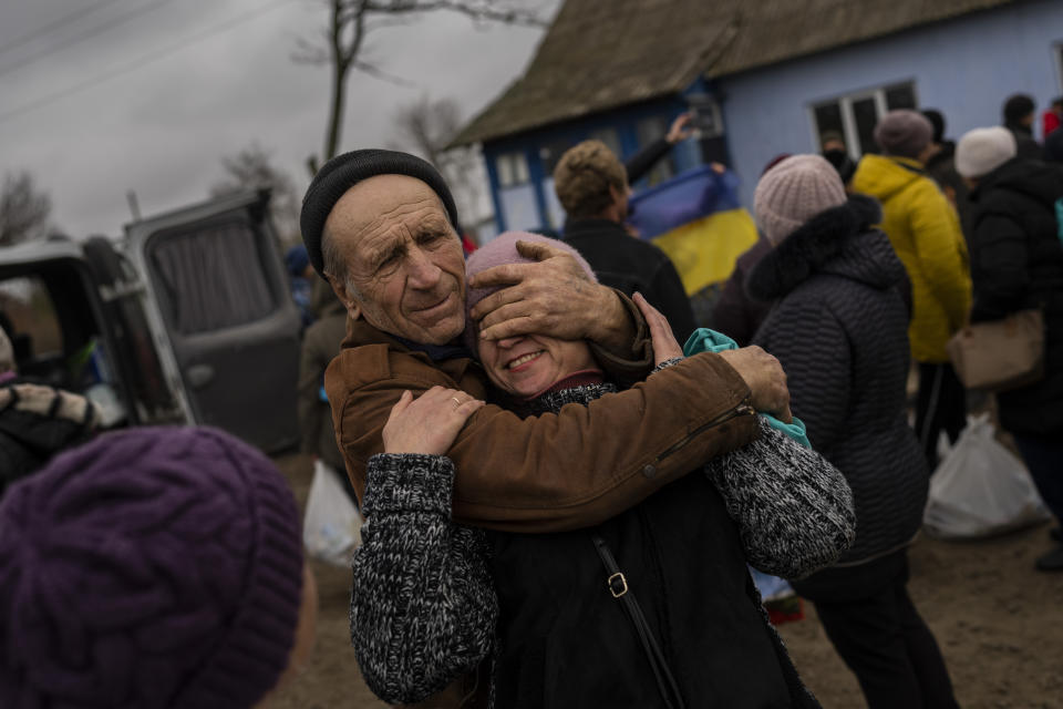 Familiares ucranianos se reúnen por primera vez el 13 de noviembre de 2022 desde que tropas rusas se retiraron de la región de Jersón en el poblado de Tsentralne, en el sur de Ucrania. (AP Foto/Bernat Armangue)