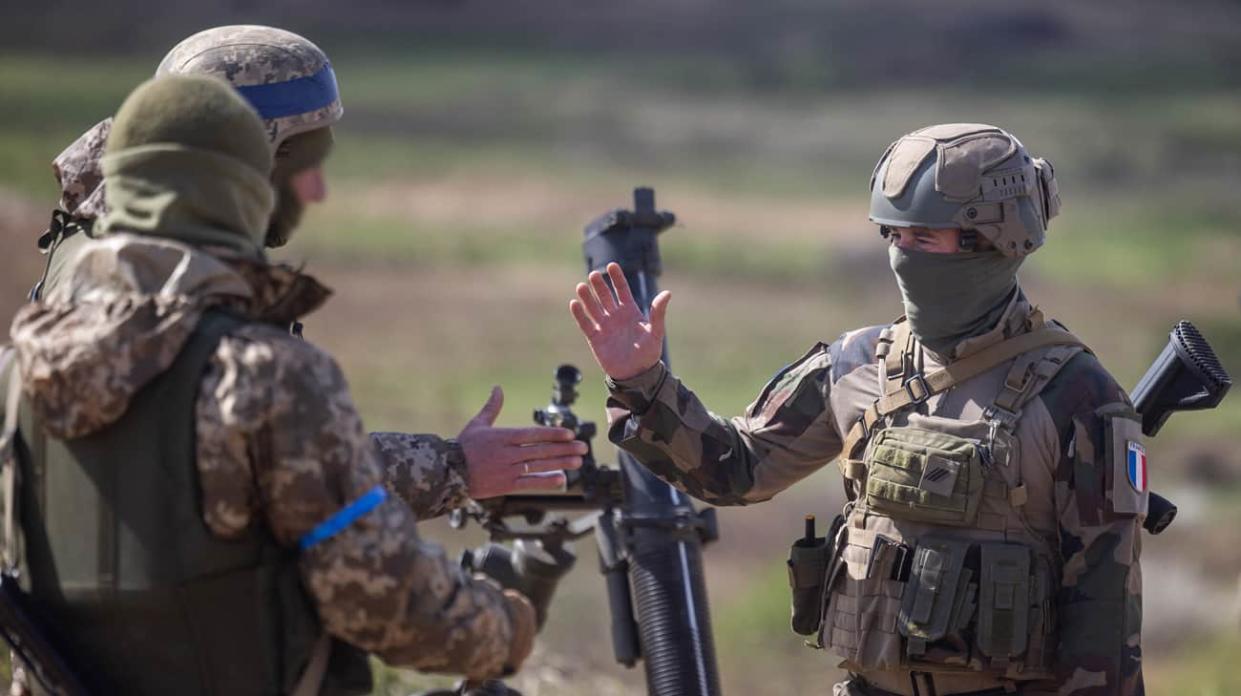 Ukrainian soldiers and a French army instructor. Stock photo: Getty Images