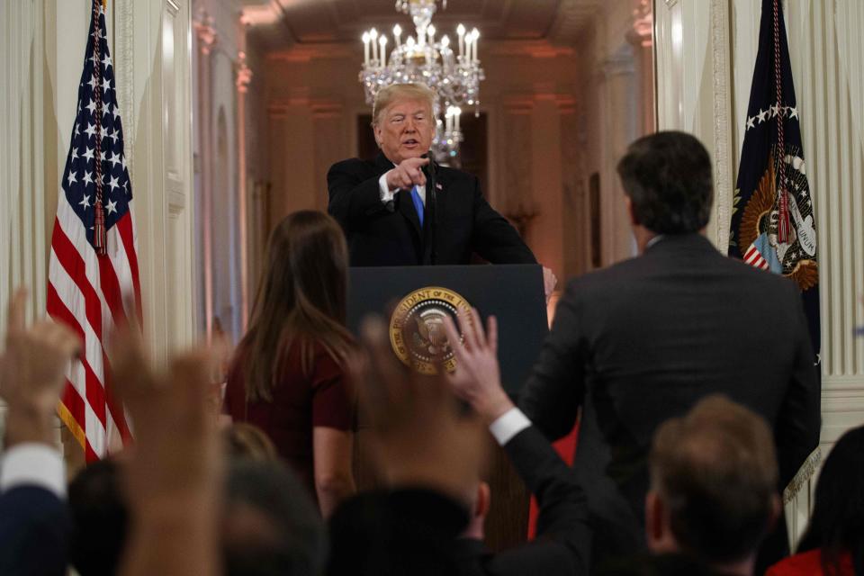 Nach einer Auseinandersetzung bei einer Pressekonferenz mit Präsident Trump entzog das Weiße Haus dem CNN-Reporter Jim Acosta die Akkreditierung. (Bild: AP Photo/Evan Vucci)