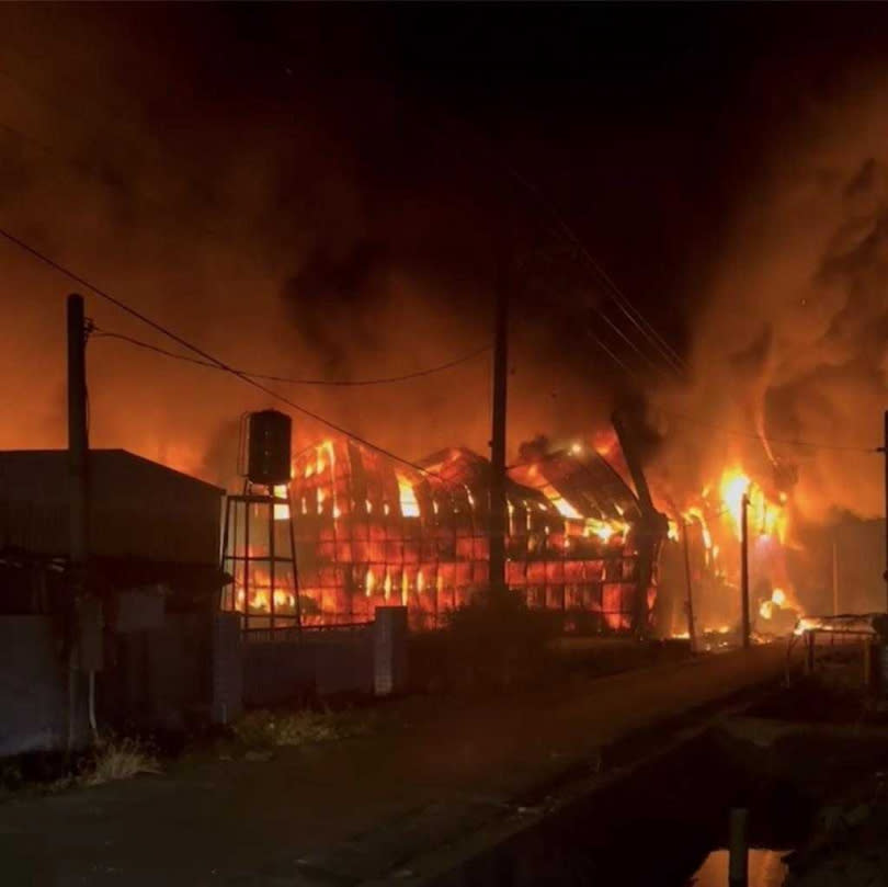 屏東縣萬丹鄉一處工廠23日晚間7時45分驚傳火警，警消到場搶救時，工廠已全面燃燒，稍早救出1名民眾，生命跡象穩定，目前無人受困其中。（圖／民眾提供）