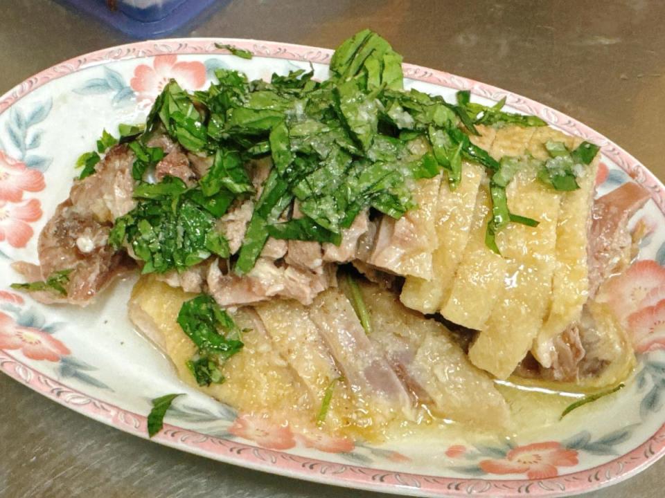 芎林美濃樓招牌菜九層塔鹽水鴨，是饕客必點名菜。（圖：民眾提供）