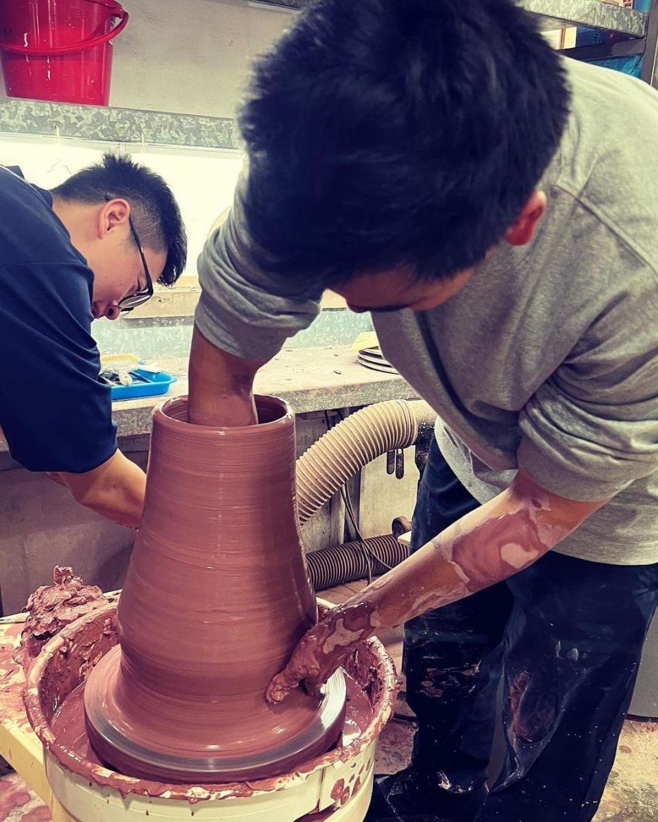 彭于晏最近迷上手拉坯陶藝，好想變成他手伸進去的那坨陶土。（喂～）（翻攝自彭于晏IG）