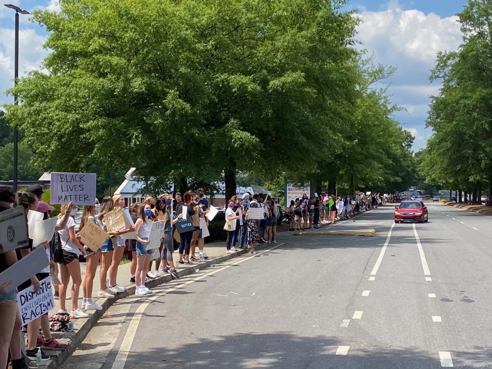 Protesters lined a street in Dunwoody, Georgia. (Yahoo)