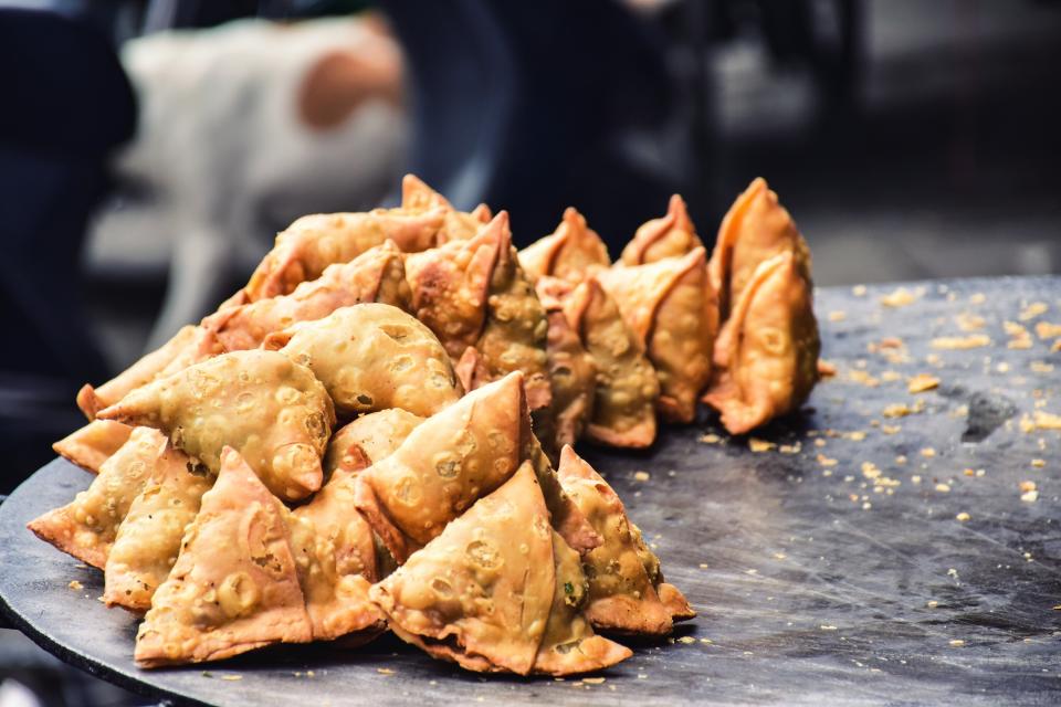 Samosas sind traditionelle indische Teigtaschen, die als Vorspeise oder Zwischenmahlzeit gegessen werden - und absolut nicht dafür gemacht sind, ins Weltall zu fliegen (Symbolbild: Getty Images)