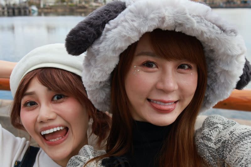 ▲啦啦隊女神短今（右）與好友豆芽去日本旅行，沒想到拿錯護照出海關鬧烏龍。（圖／翻攝自豆芽FB）