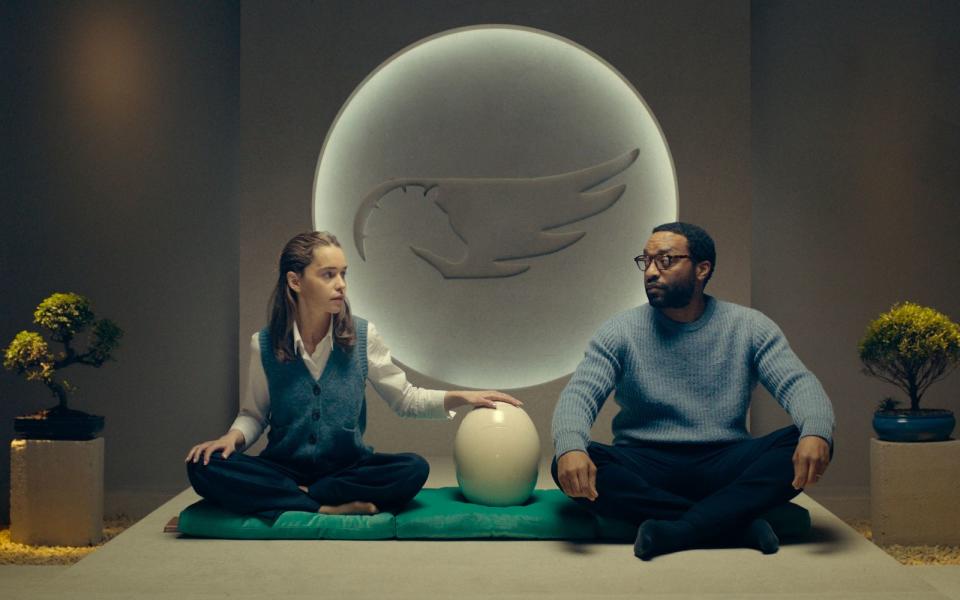 Rachel (Emilia Clarke) und Alvy (Chiwetel Ejiofor) wollen unbedingt Nachwuchs. Aber mit dem Blick auf das "Wie" herrscht große Uneinigkeit. (Bild: WVG / Splendid)