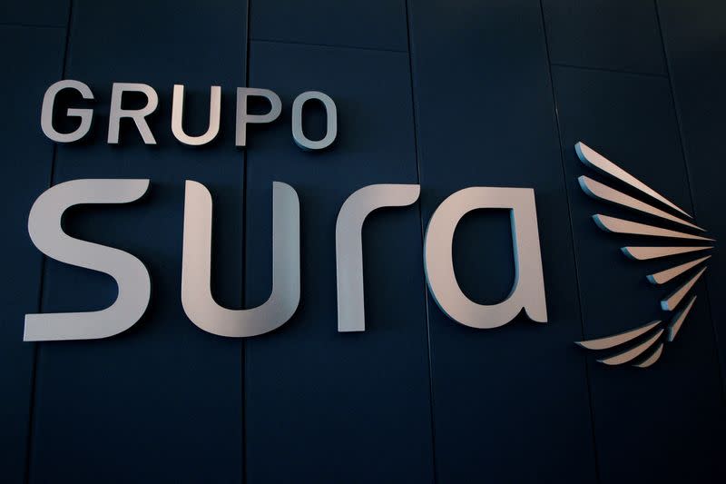Foto de archivo. El logo del Grupo SURA se ve en su sede de la ciudad de Medellín