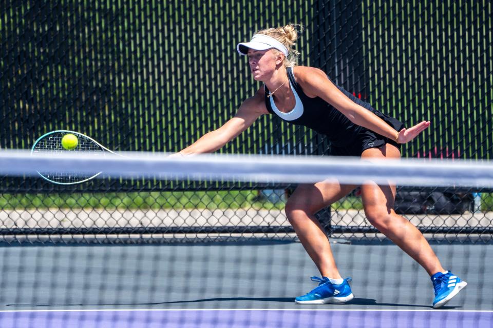 Katelynn Kock de Cedar Rapids Washington golpea la pelota contra Lily Holland de Cedar Rapids Jefferson durante el campeonato estatal de tenis femenino de la escuela secundaria de Iowa en la escuela secundaria Johnston el sábado 25 de mayo de 2024 en Johnston.