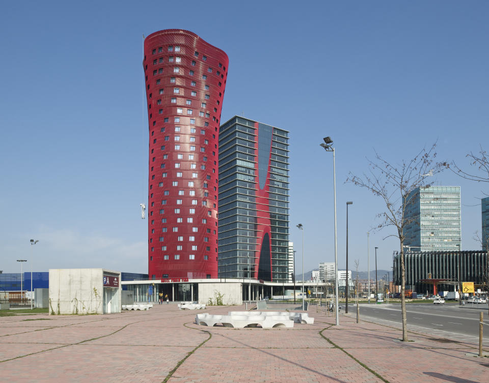 Estos dos edificios situados en la Plaza Europa de Hospitalet son conocidos como las Torres Fira y ambos fueron diseñados por el arquitecto japonés Toyo Ito. El Hotel Porta Fira (izquierda) tiene 113 metros de altura y ganó el Premio Emporis al Mejor Rascacielos de 2010, mientras que la Torre Realia BCN (derecha) mide un metro menos que su vecina. (Foto: View Pictures / Universal Images Group / Getty Images).