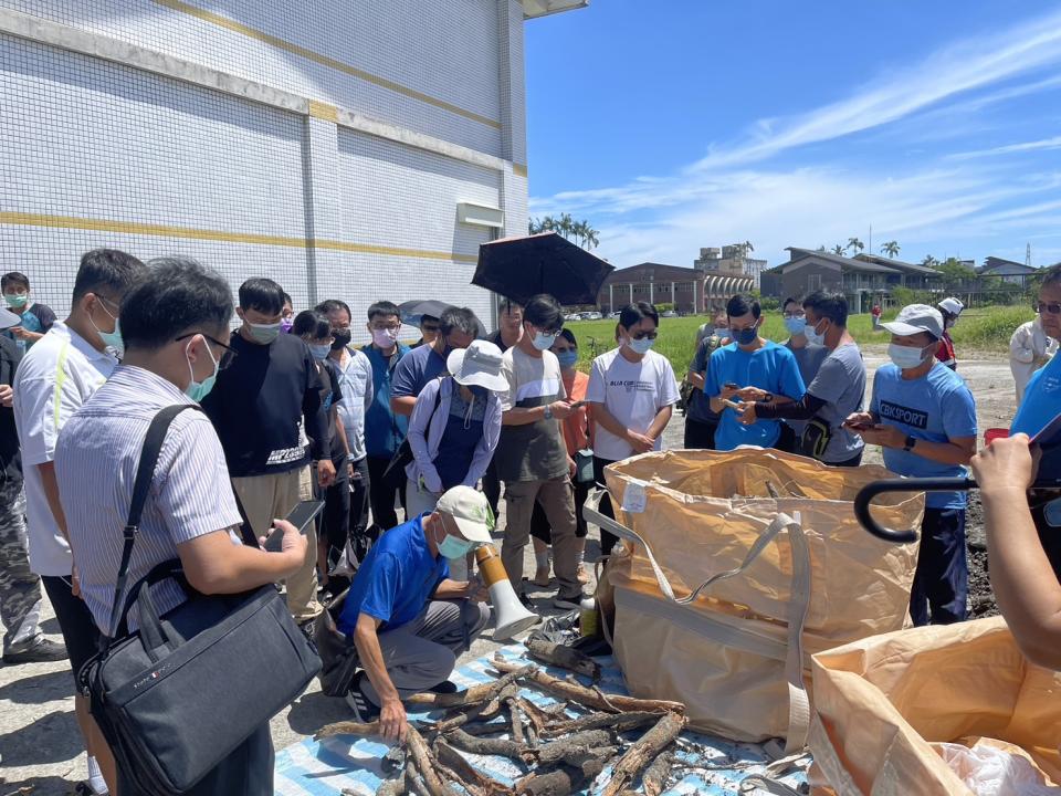 此外，為加強縣內公園綠地管理單位、鄉鎮市公所及縣內國中小業務承辦對樹木褐根病初步診斷鑑定能力及宣導防治方式，今(23)日上午在吳沙國中舉辦「樹木褐根病防治宣導研習活動」，邀請農業部林業試驗所張東柱博士擔任講師，介紹樹木褐根病診斷與防治，並委由承攬廠商千惠園藝社示範土壤燻蒸施工觀摩。