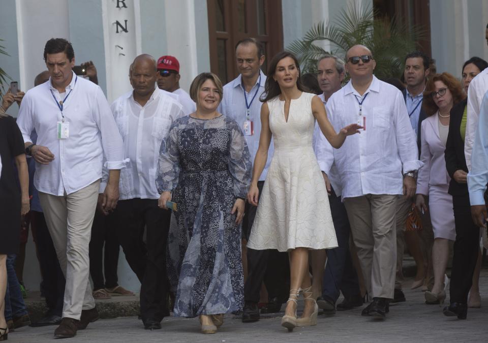 La reina Letizia de España, centro derecha, y Lis Cuesta Peraza, esposa del presidente de Cuba, Miguel Díaz-Canel, centro izquierda, caminan en La Habana Vieja, Cuba, el martes 12 de noviembre de 2019. (AP Foto / Ismael Francisco, Pool)