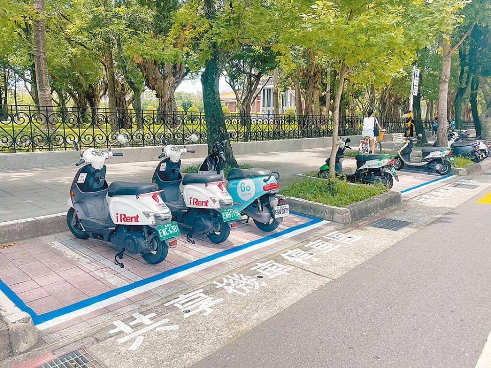 台北市試辦共享機車專用停車格，方便民眾在定點借還車輛，也可改善停放秩序。（劉彥宜攝）